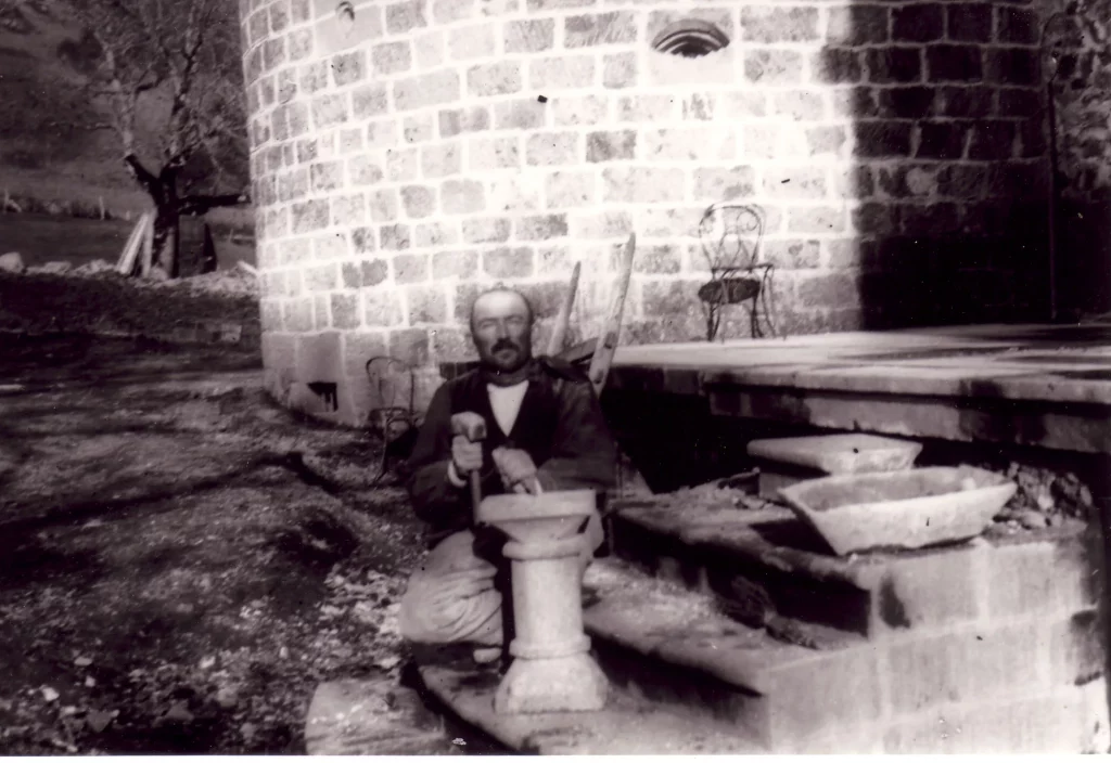 Tailleur de pierres au château de Longevergne, dans le Cantal, en Auvergne