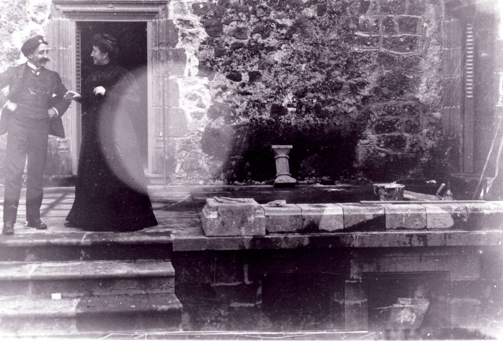 Anciens propriétaires de Longevergne sur la terrasse du château