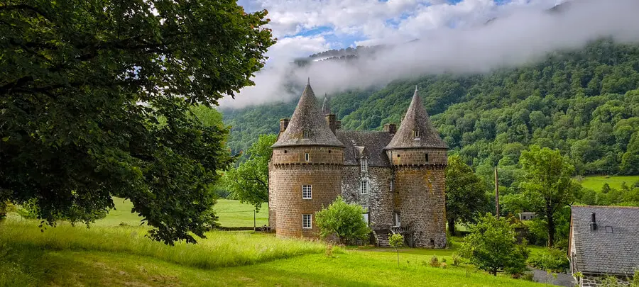 Vue générale du château de Longevergne
