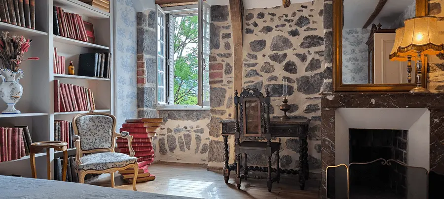 vue chambre Madeleine, coin chemninée et coin lecture